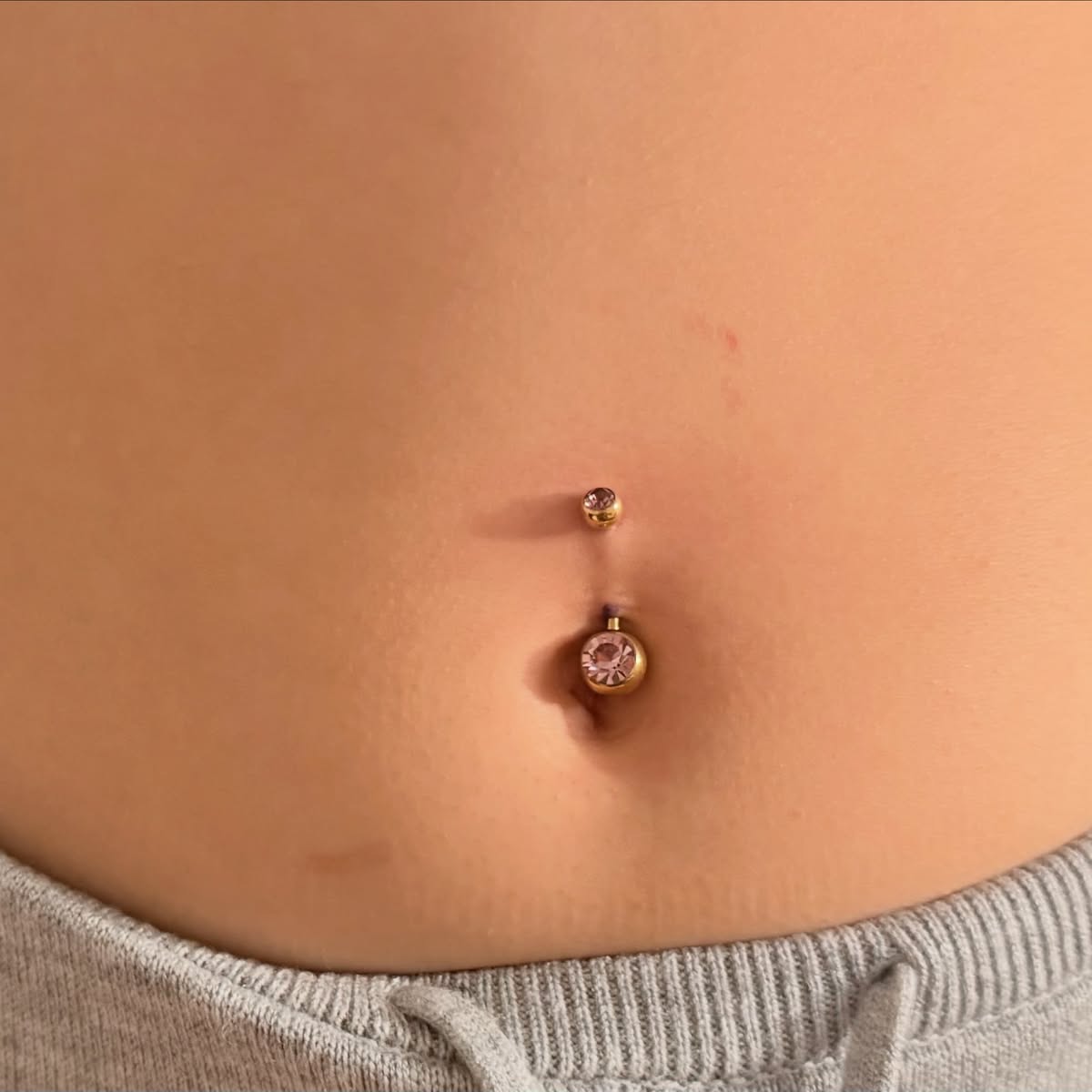 Bauchnabelpiercing mit Kristallschmuck